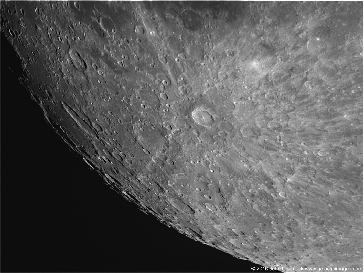 Самый юный лунный кратер на фото